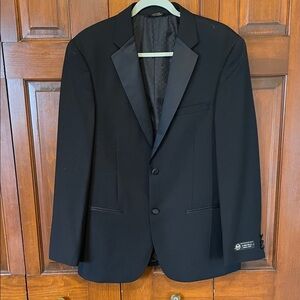 Caravelli Elegant Midnight Tuxedo Blazer RN # 99579. Size 38R/32W NWOT.
